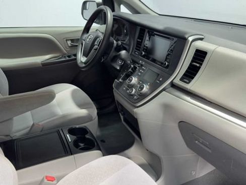 Used 2020 Toyota Sienna LE FWD image 13