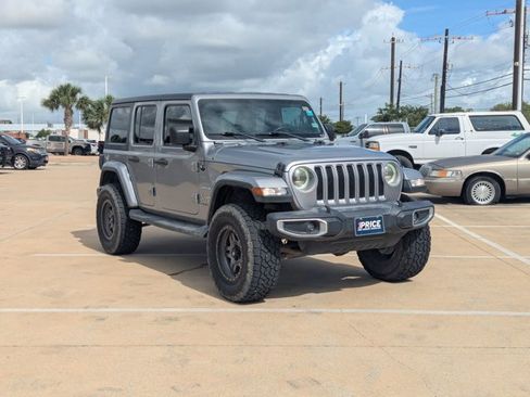 Used 2018 Jeep Wrangler Unlimited Sahara AWD/4WD image 3