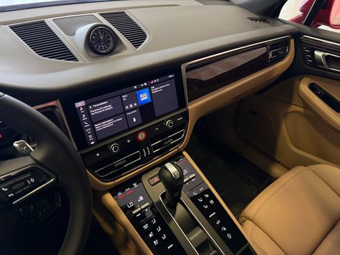 Certified 2026 Porsche Macan AWD/4WD image 18