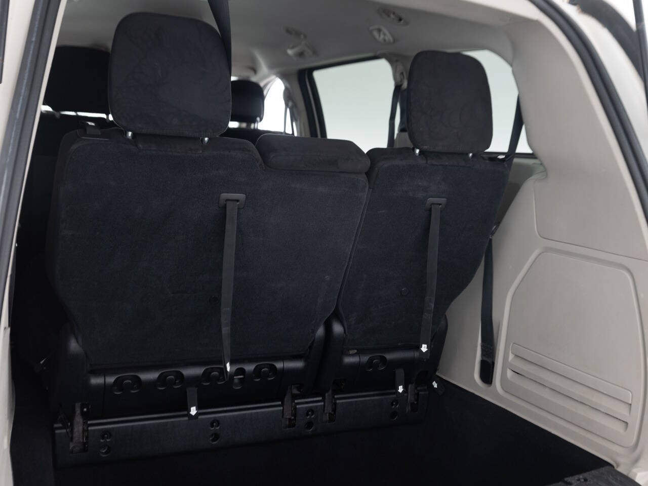 Used 2011 Dodge Grand Caravan Express FWD image 40