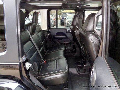 Used 2018 Jeep Wrangler Unlimited Sahara AWD/4WD image 20