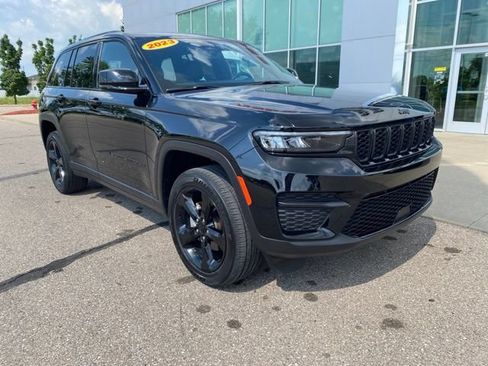 Certified 2023 Jeep Grand Cherokee Altitude AWD/4WD image 3