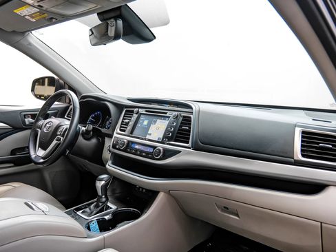 Used 2018 Toyota Highlander XLE FWD image 7