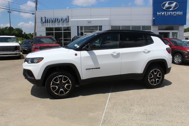 Used 2025 Jeep Compass Trailhawk AWD/4WD image 3