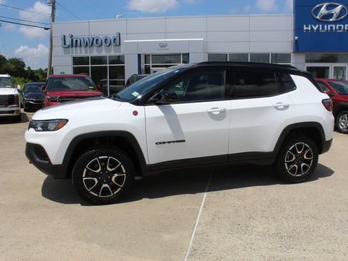 Used 2025 Jeep Compass Trailhawk AWD/4WD image 3