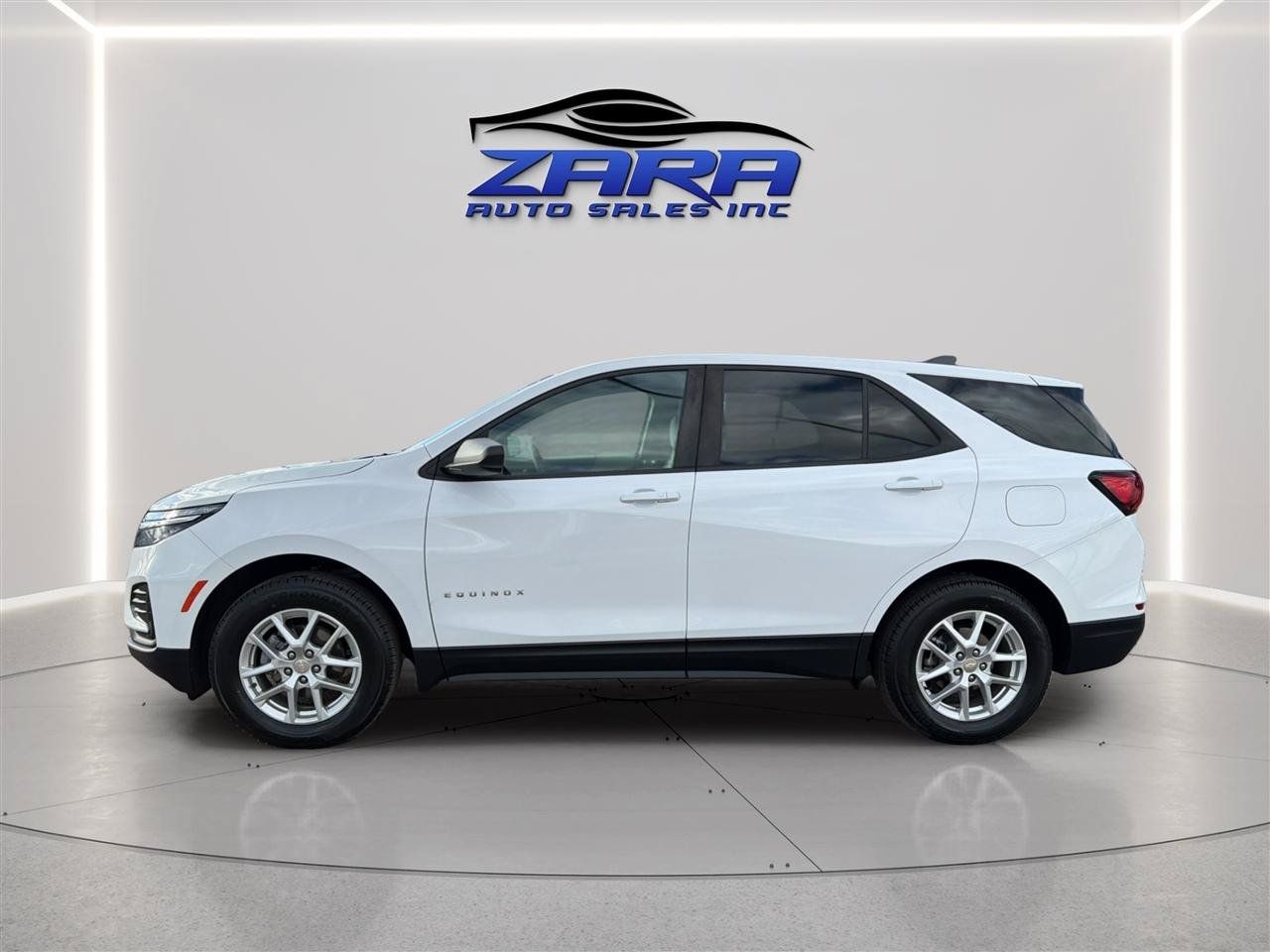 Used 2023 Chevrolet Equinox LS w/ LS Convenience Package AWD/4WD image 4