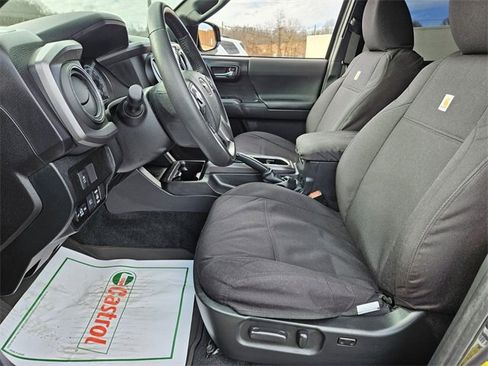 Used 2022 Toyota Tacoma TRD Off-Road w/ Technology Package image 8