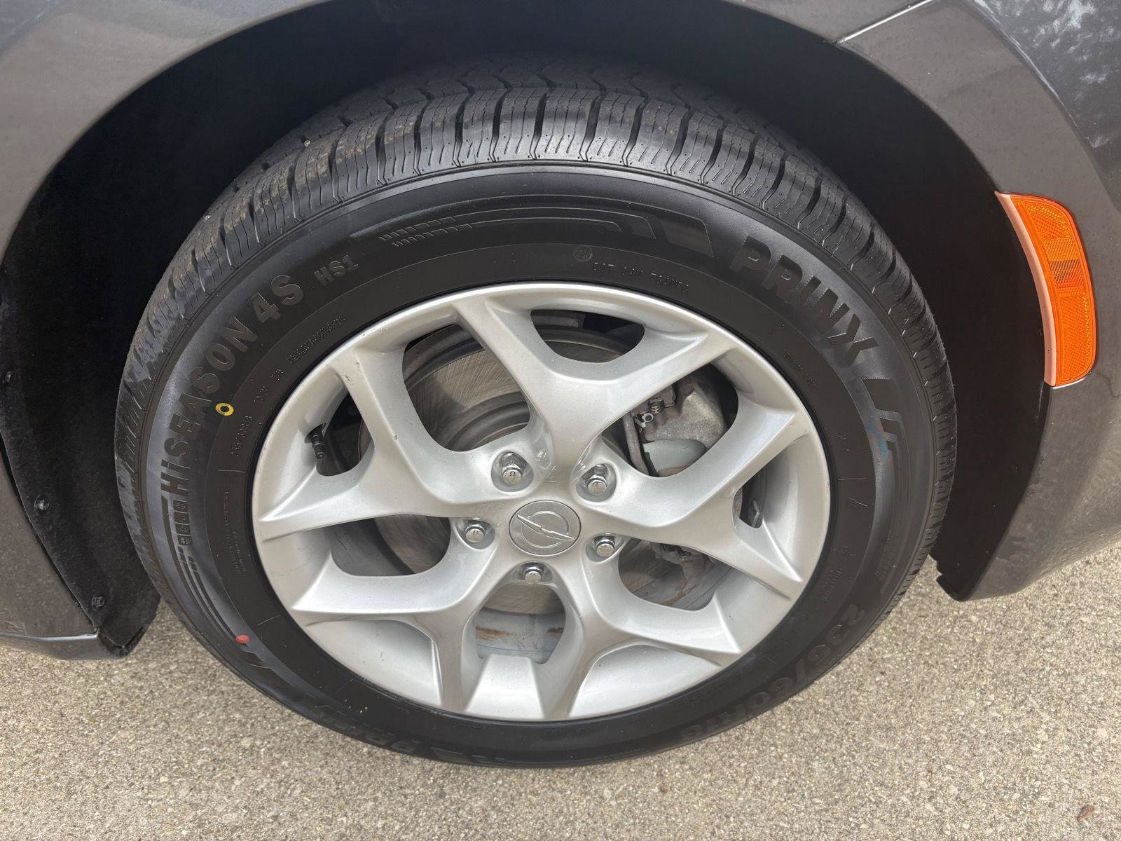 Used 2018 Chrysler Pacifica Touring-L w/ Tire & Wheel Group FWD image 28