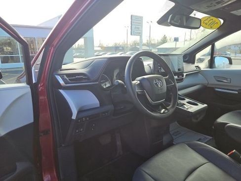 Used 2023 Toyota Sienna XSE w/ XSE Plus Package image 25