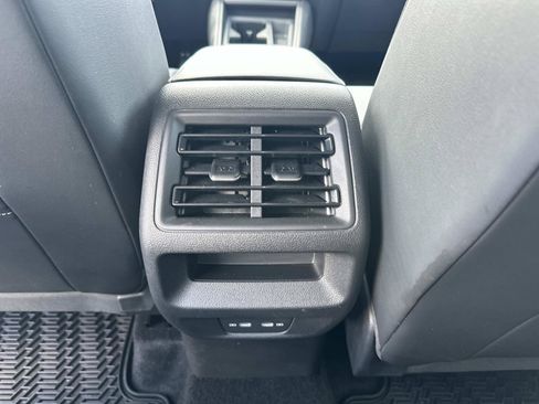 Used 2025 Volkswagen Tiguan SE AWD/4WD image 13