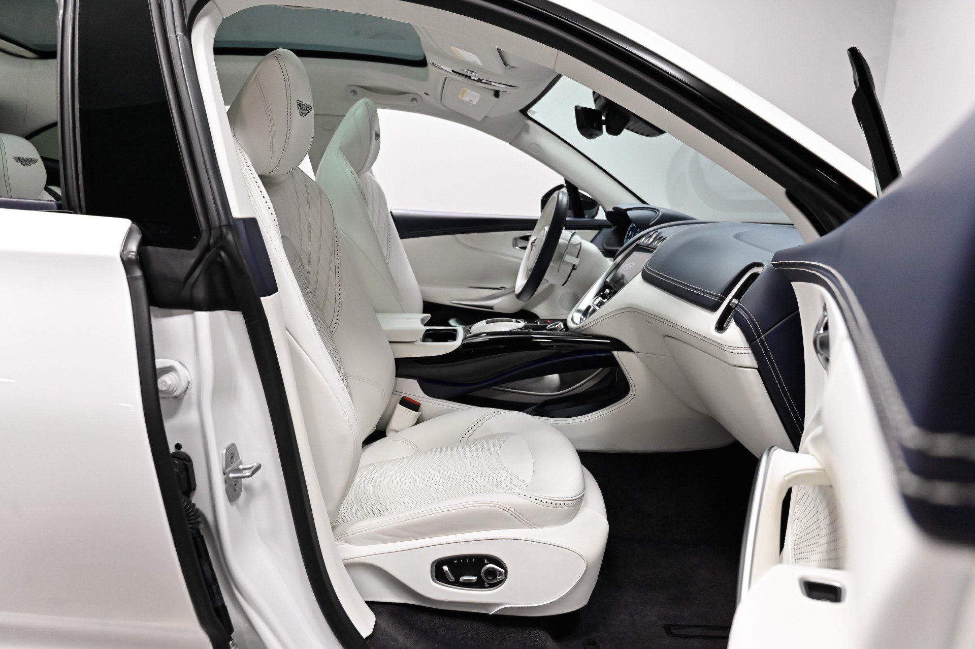 Used 2023 Aston Martin DBX 707 AWD/4WD image 39