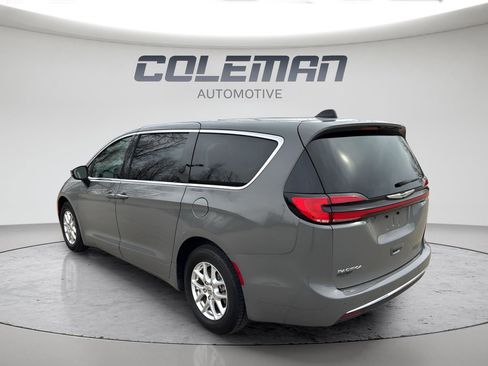Used 2023 Chrysler Pacifica Touring-L image 3