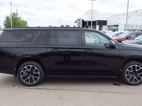 Used 2022 Chevrolet Suburban RST w/ Luxury Package AWD/4WD image 8