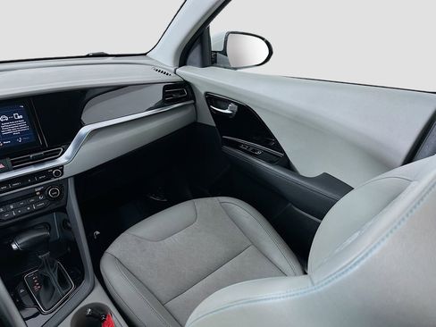Used 2020 Kia Niro EX image 24