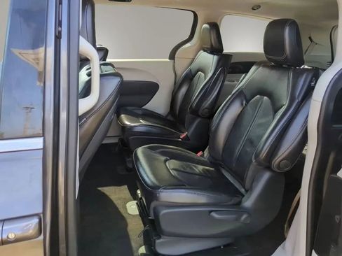 Used 2022 Chrysler Pacifica Touring-L w/ Uconnect Theater Family Group FWD image 24