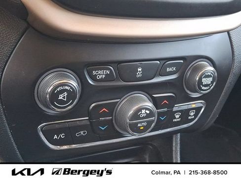 Used 2018 Jeep Cherokee Limited AWD/4WD image 17