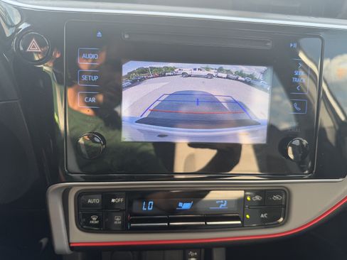 Used 2018 Toyota Corolla LE w/ Carpet Mat Package (TMS) FWD image 17
