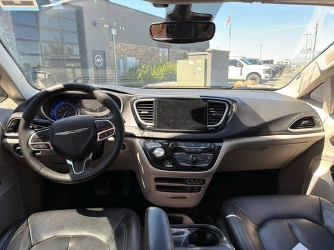 Used 2022 Chrysler Pacifica Touring-L FWD image 11