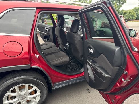 Used 2015 Jeep Cherokee Latitude AWD/4WD image 12