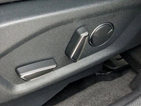 Used 2018 Ford Explorer XLT image 24