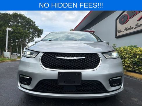 Used 2023 Chrysler Pacifica Touring-L FWD image 3