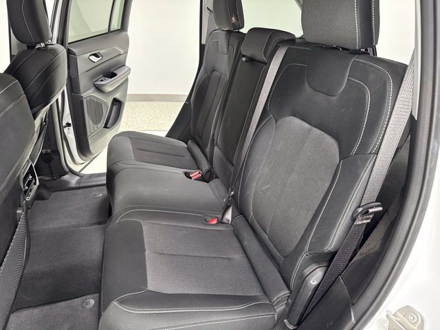 Used 2023 Jeep Grand Cherokee Laredo AWD/4WD image 23