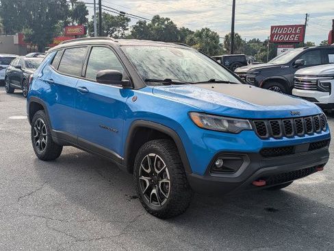Used 2025 Jeep Compass Trailhawk AWD/4WD image 2