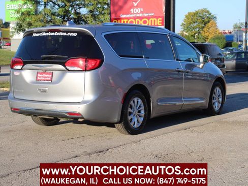 Used 2018 Chrysler Pacifica Touring-L image 5