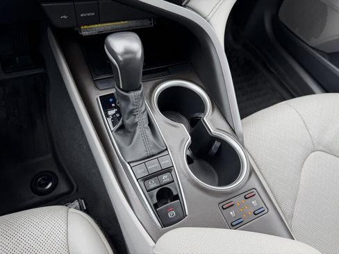 Used 2021 Toyota Camry XLE w/ Navigation Upgrade Package image 25