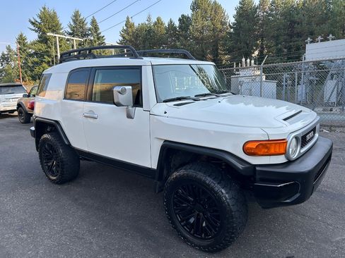 Used 2013 Toyota FJ Cruiser 4WD w/ Upgrade Pkg image 3