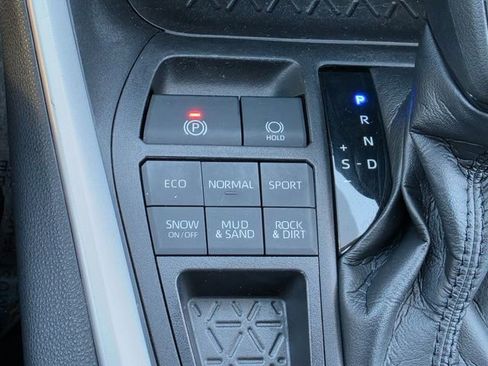 Used 2021 Toyota RAV4 LE image 26