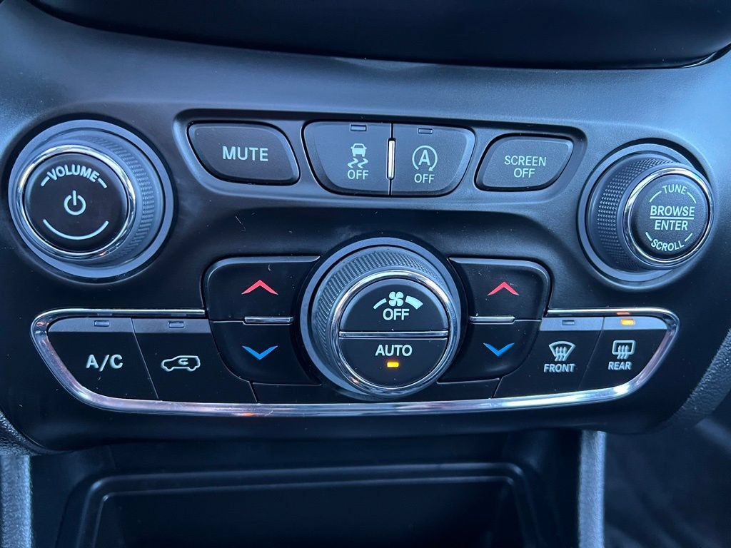Used 2022 Jeep Cherokee Limited w/ Mopar Interior Package AWD/4WD image 42