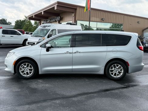 Used 2023 Chrysler Voyager LX FWD image 5