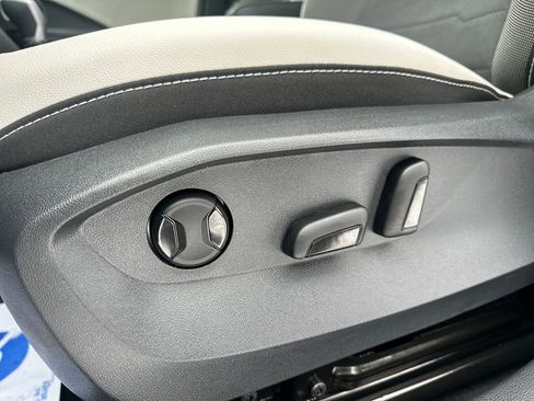 Used 2025 Volkswagen Taos SE w/ Panoramic Sunroof Package image 4