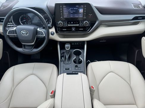 Used 2022 Toyota Highlander XLE FWD image 2