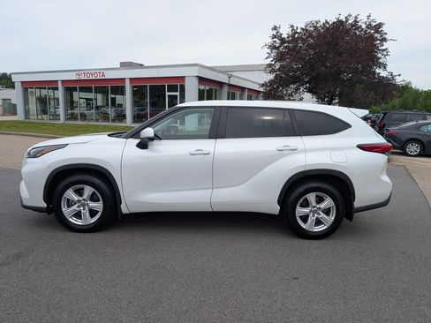 Used 2023 Toyota Highlander LE FWD image 2