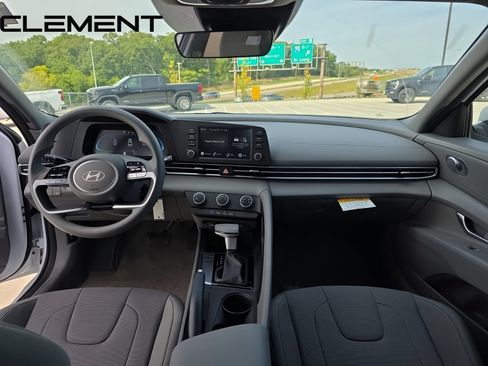 Certified 2025 Hyundai Elantra SE FWD image 13