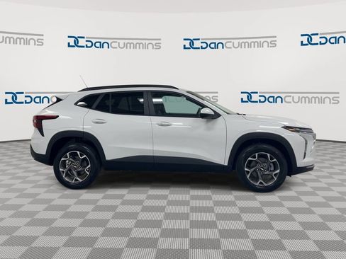 Used 2025 Chevrolet Trax LT w/ LT Convenience Package FWD image 9