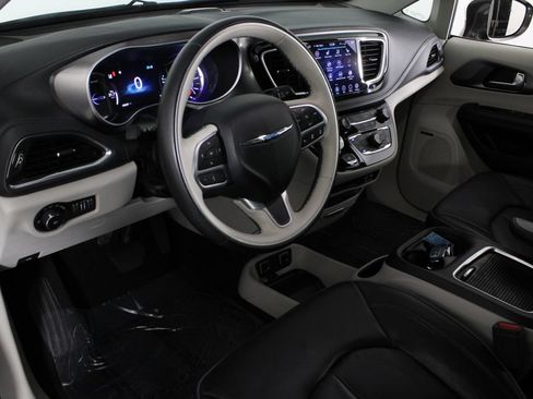 Used 2018 Chrysler Pacifica Limited w/ Advanced Safetytec Group FWD image 18