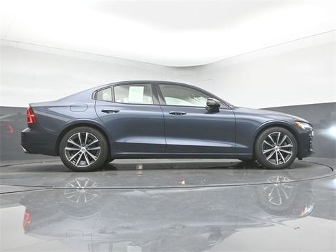 Used 2022 Volvo S60 B5 Momentum w/ Premium Package image 42