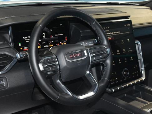 Used 2025 GMC Acadia Elevation image 2