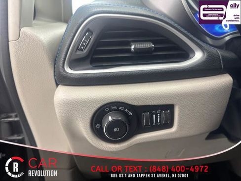 Used 2021 Chrysler Pacifica Touring-L image 14