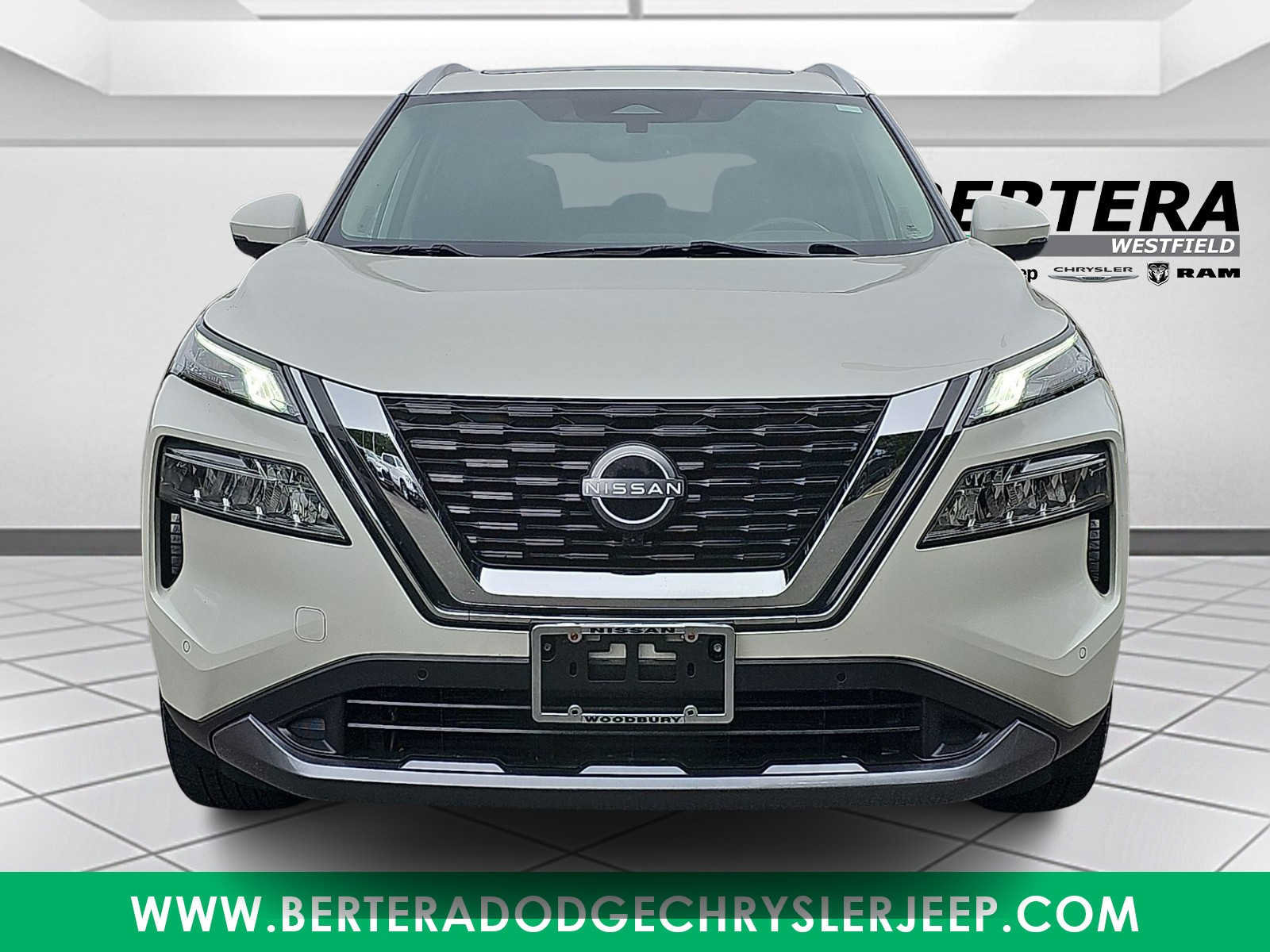 Used 2023 Nissan Rogue SL w/ SL Premium Package AWD/4WD image 2