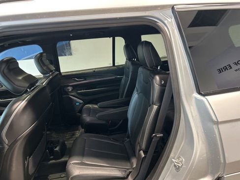Used 2022 Jeep Grand Cherokee L Overland w/ Luxury Tech Group IV AWD/4WD image 17