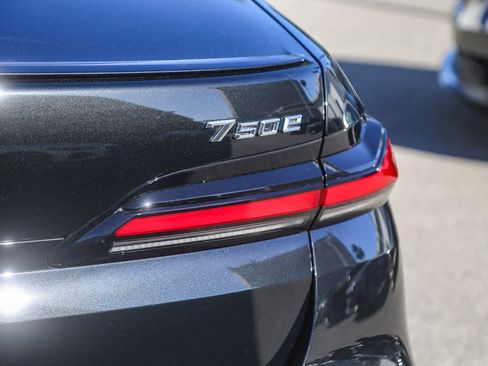 Used 2025 BMW 750e xDrive w/ Premium Package image 7