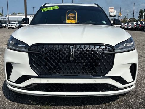 Used 2025 Lincoln Aviator Reserve AWD/4WD image 2