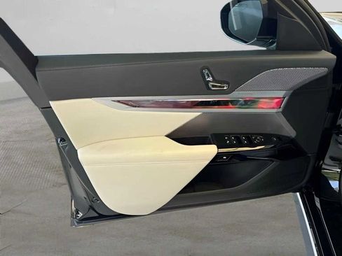 Used 2024 BMW i7 xDrive60 image 36