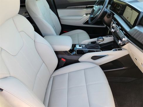 Used 2025 Kia Telluride EX w/ EX Captain's Chair Package image 14