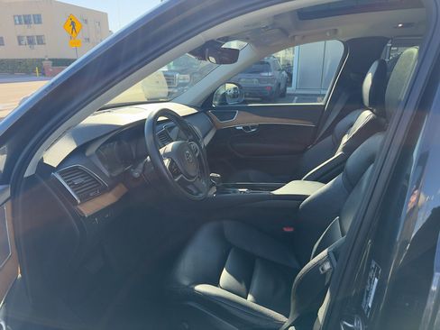 Certified 2022 Volvo XC90 T6 Momentum w/ Climate Package image 20