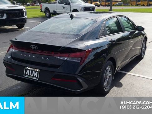 Certified 2026 Hyundai Elantra SE FWD image 5